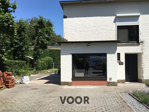 Carport met geïntegreerde tuinberging en balkon boven voordeur te Bissegem