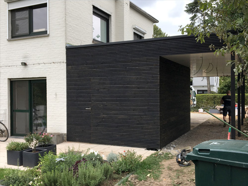 Carport met geïntegreerde tuinberging en balkon boven voordeur te Bissegem