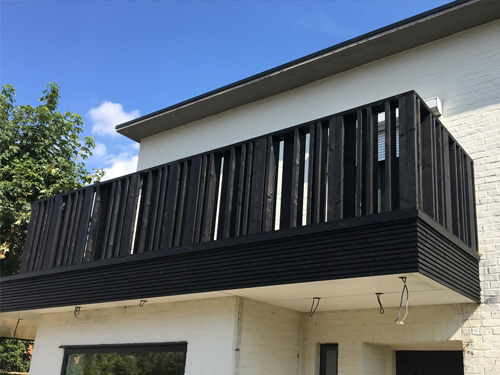 Carport met geïntegreerde tuinberging en balkon boven voordeur te Bissegem