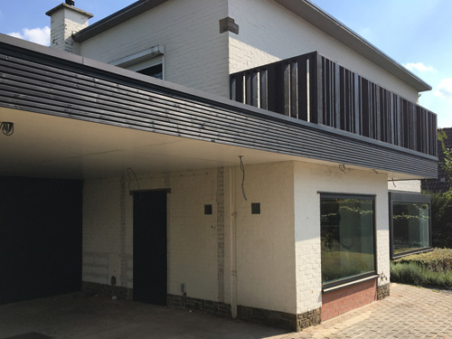 Carport met geïntegreerde tuinberging en balkon boven voordeur te Bissegem