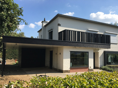 Carport met geïntegreerde tuinberging en balkon boven voordeur te Bissegem