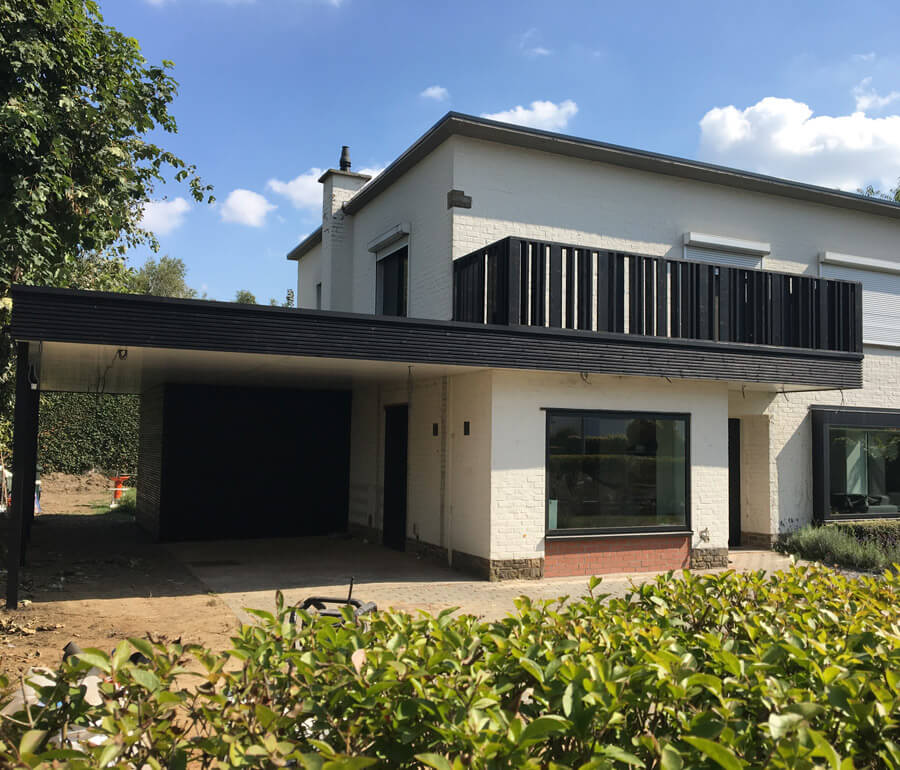 Carport met geïntegreerde tuinberging en balkon boven voordeur te Bissegem