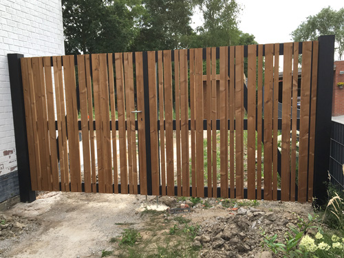 Tuinberging, terrasoverkapping en tuinpoort in Thermo Grenen