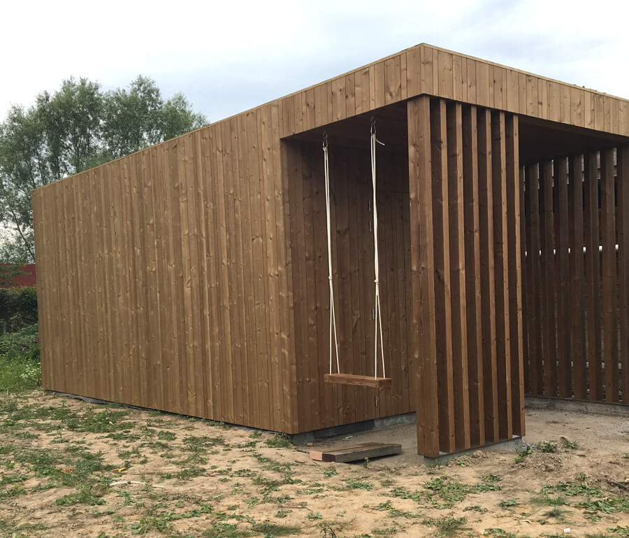 Tuinberging, terrasoverkapping en tuinpoort in Thermo Grenen.