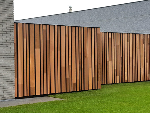 Tuinwand in woodface Ceader met zwarte profielen - Moorslede