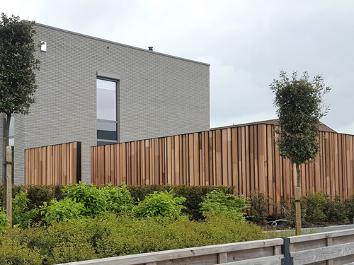 Tuinwand in woodface Ceader met zwarte profielen - Moorslede