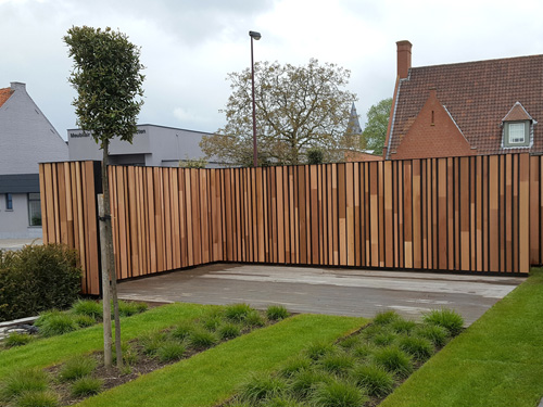 Tuinwand in woodface Ceader met zwarte profielen - Moorslede