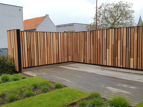 Tuinwand in woodface Ceader met zwarte profielen - Moorslede