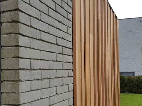 Tuinwand in woodface Ceader met zwarte profielen - Moorslede