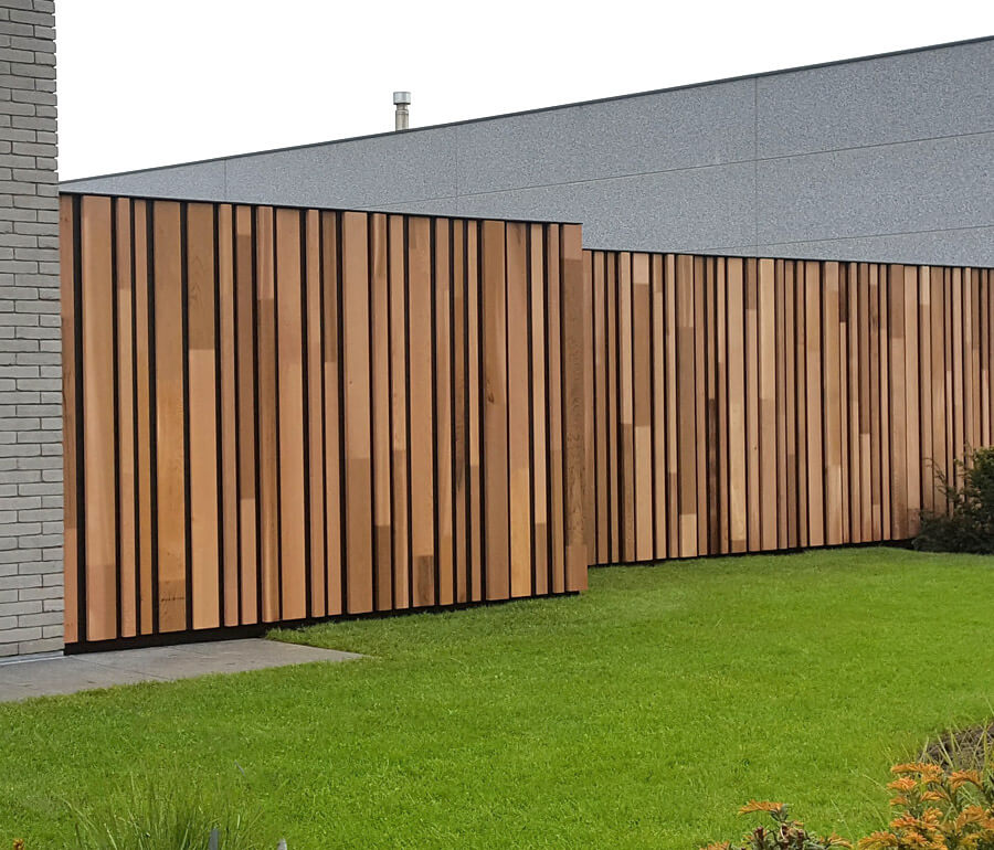 Tuinwand in woodface Ceader met zwarte profielen - Moorslede